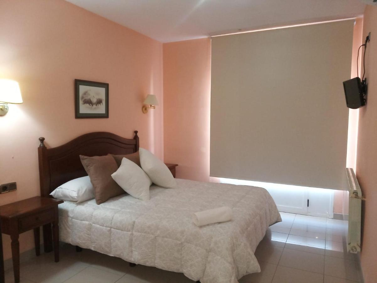 Hostal Restaurante Pacos Herrera del Duque Екстериор снимка