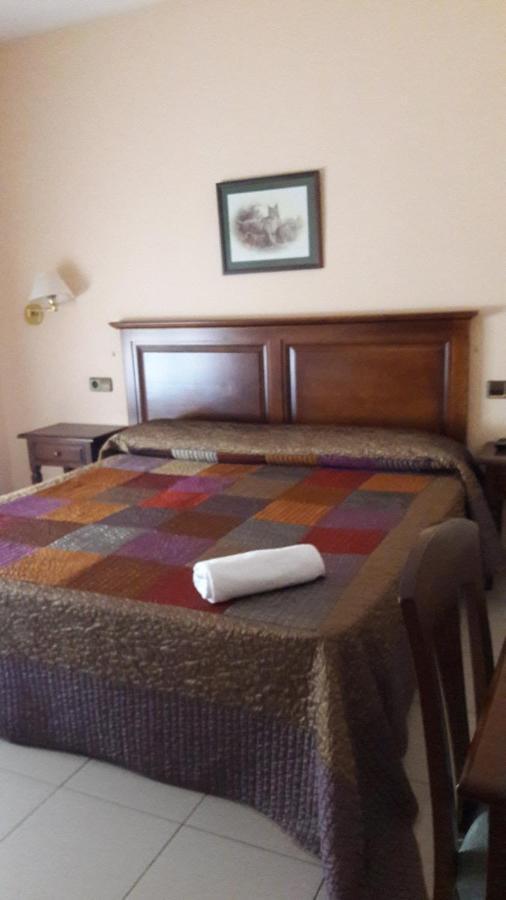 Hostal Restaurante Pacos Herrera del Duque Екстериор снимка